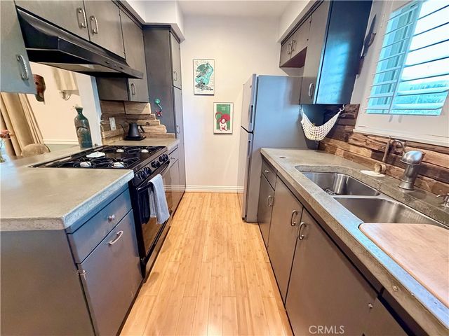 22030 Calvert 2, Woodland Hills, CA 91367