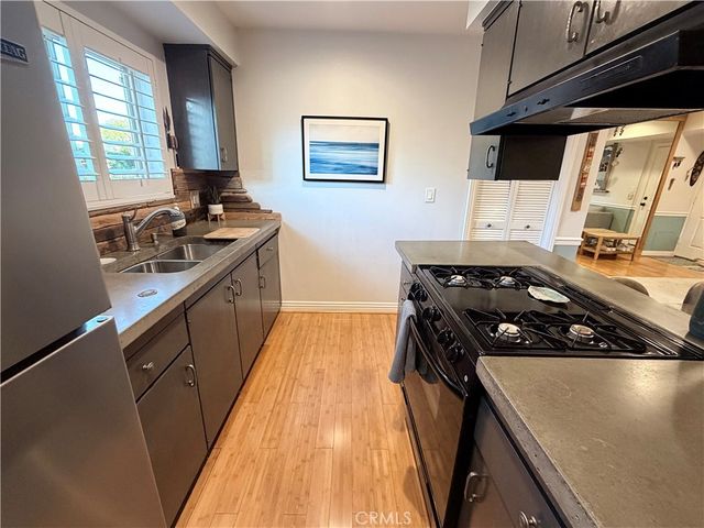 22030 Calvert 2, Woodland Hills, CA 91367