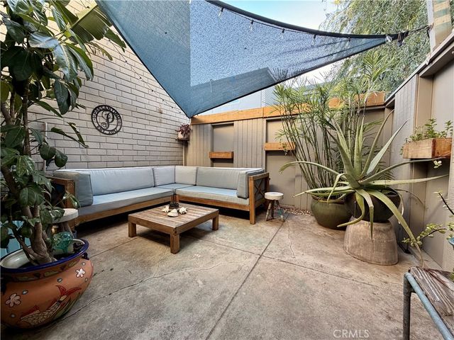 22030 Calvert 2, Woodland Hills, CA 91367