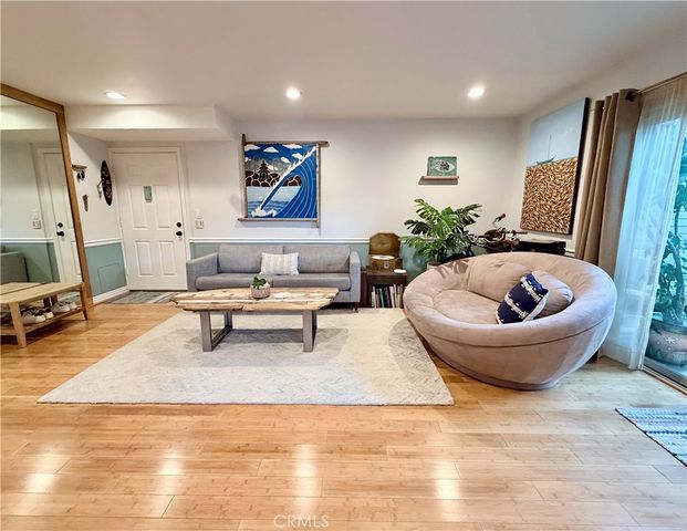 22030 Calvert 2, Woodland Hills, CA 91367