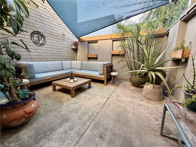 22030 Calvert 2, Woodland Hills, CA 91367