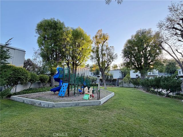 22030 Calvert 2, Woodland Hills, CA 91367