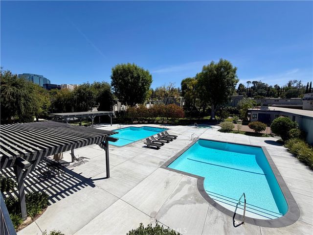 22030 Calvert 2, Woodland Hills, CA 91367
