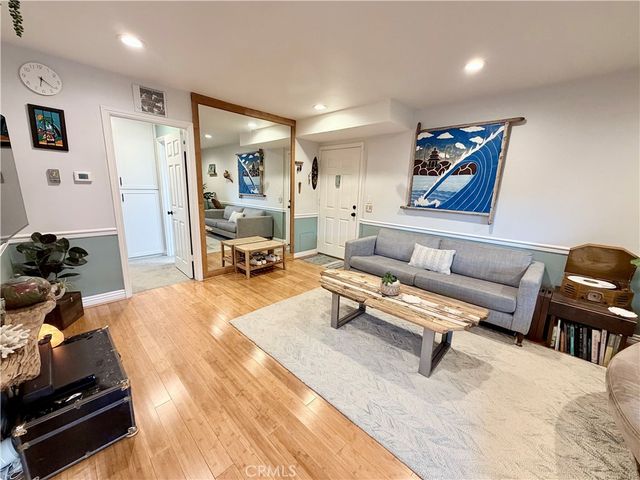 22030 Calvert 2, Woodland Hills, CA 91367