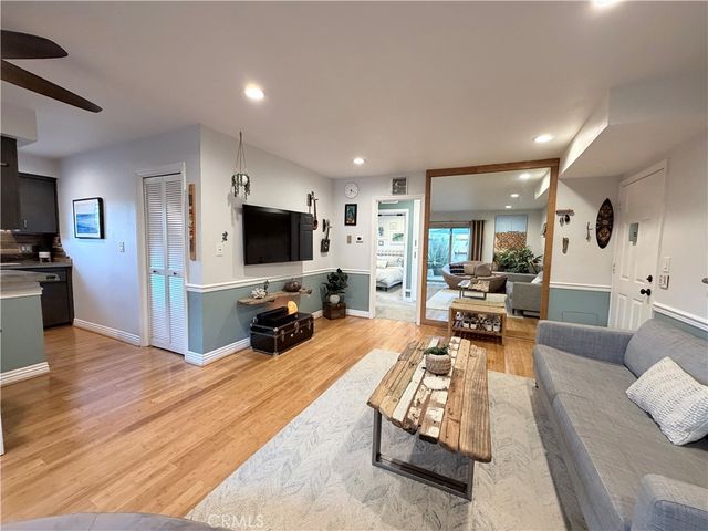 22030 Calvert 2, Woodland Hills, CA 91367
