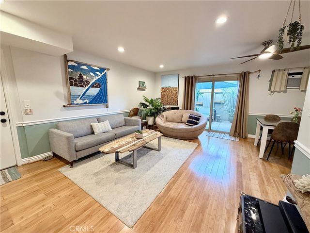 22030 Calvert 2, Woodland Hills, CA 91367