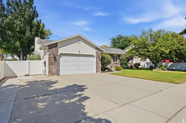 38 W CLAY PARK DR, Murray, UT 84107