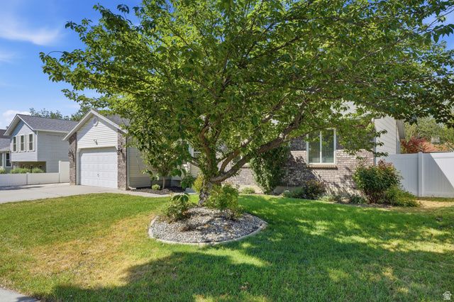 38 W CLAY PARK DR, Murray, UT 84107