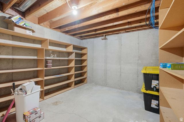 38 W CLAY PARK DR, Murray, UT 84107