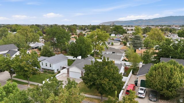 38 W CLAY PARK DR, Murray, UT 84107