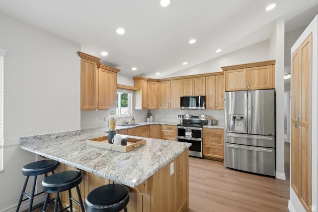 38 W CLAY PARK DR, Murray, UT 84107