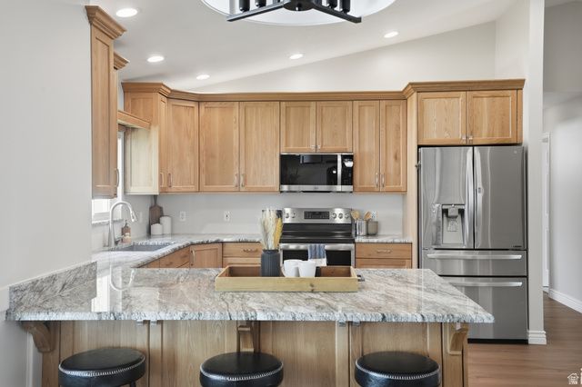 38 W CLAY PARK DR, Murray, UT 84107