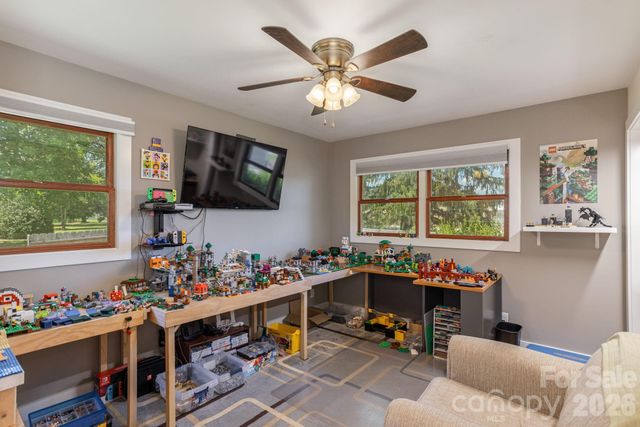 16 School House Road, Mills River, NC 28759