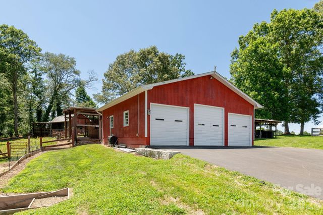 16 School House Road, Mills River, NC 28759