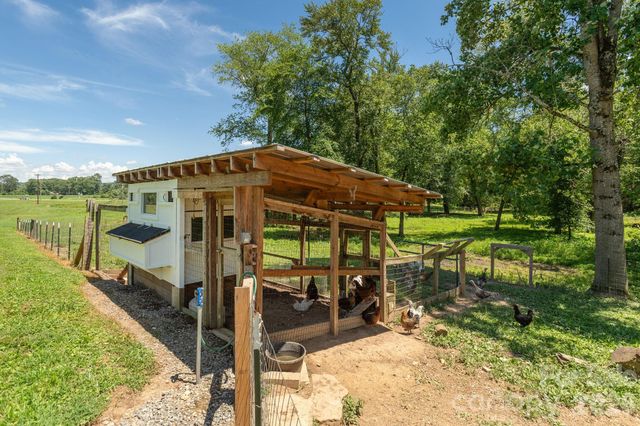 16 School House Road, Mills River, NC 28759