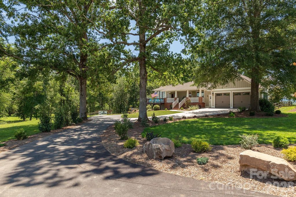 16 School House Road, Mills River, NC 28759