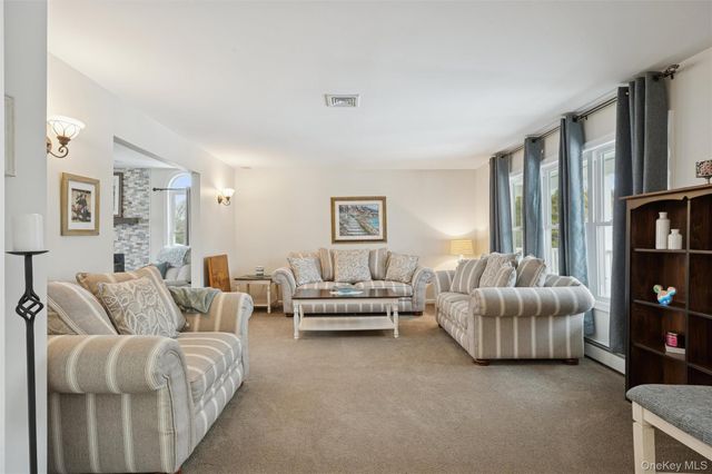 8 Sinnickson Road, Center Moriches, NY 11934