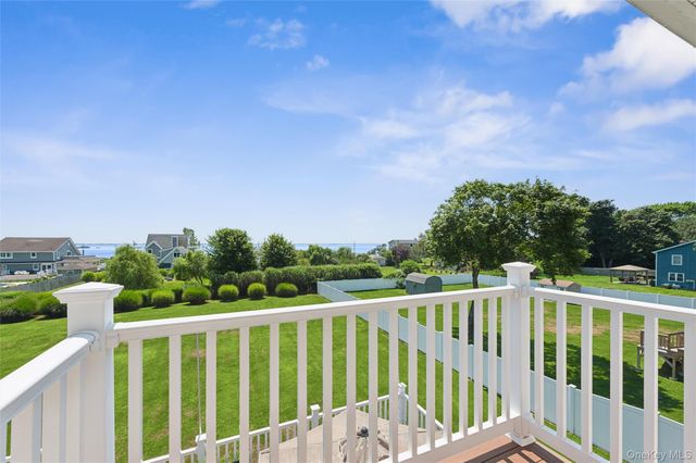 8 Sinnickson Road, Center Moriches, NY 11934