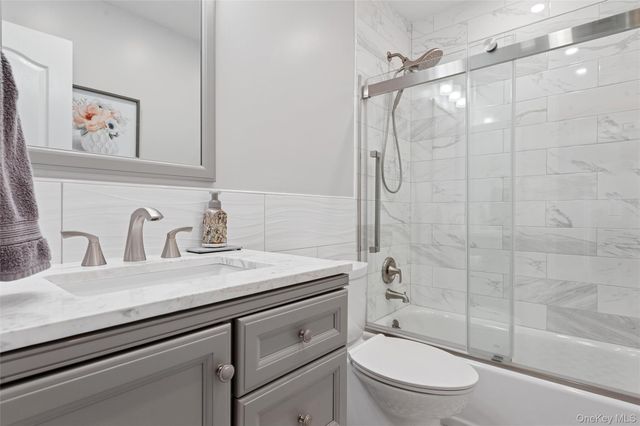 8 Sinnickson Road, Center Moriches, NY 11934