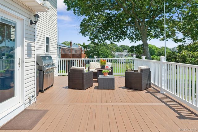 8 Sinnickson Road, Center Moriches, NY 11934