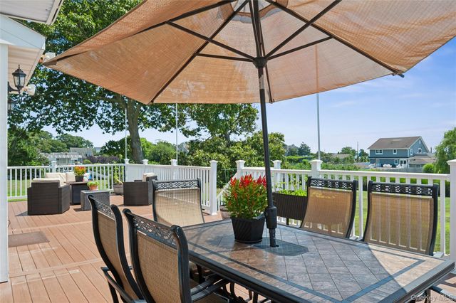 8 Sinnickson Road, Center Moriches, NY 11934