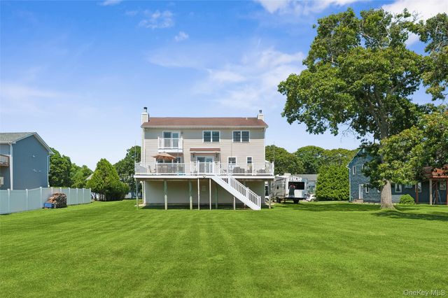 8 Sinnickson Road, Center Moriches, NY 11934