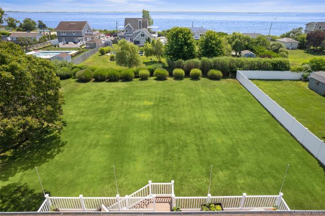 8 Sinnickson Road, Center Moriches, NY 11934