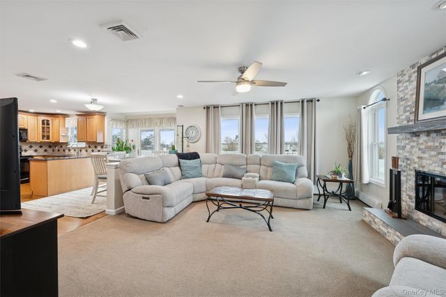 8 Sinnickson Road, Center Moriches, NY 11934