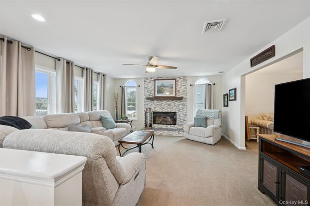 8 Sinnickson Road, Center Moriches, NY 11934