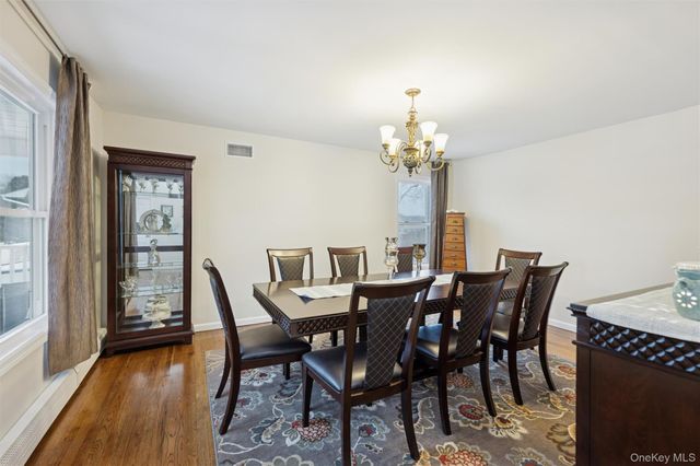 8 Sinnickson Road, Center Moriches, NY 11934