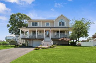 8 Sinnickson Road, Center Moriches, NY 11934