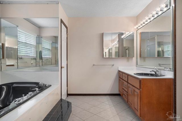 5045 Braxton Ln, Pace, FL 32571