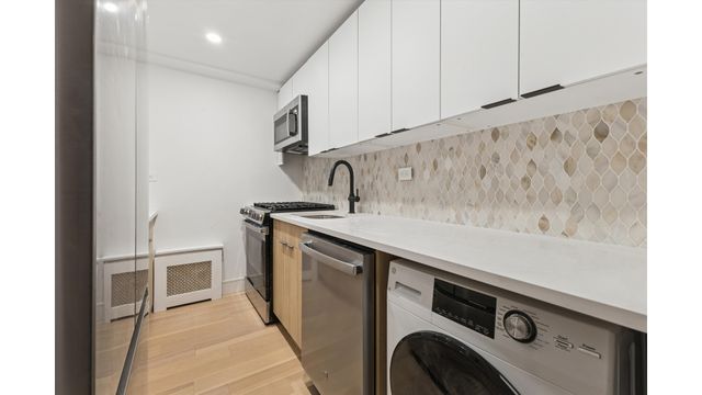 225 E 46th St Apt 3D, New York City, NY 10017