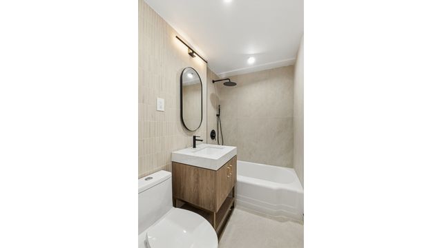 225 E 46th St Apt 3D, New York City, NY 10017