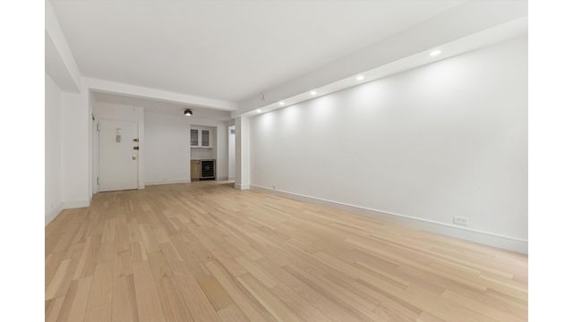 225 E 46th St Apt 3D, New York City, NY 10017