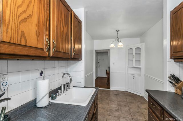 83-20 141 ST 6 N, Briarwood, NY 11435