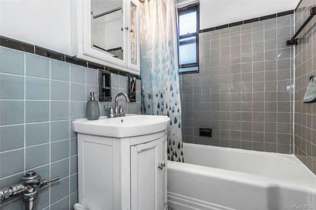 83-20 141 ST 6 N, Briarwood, NY 11435