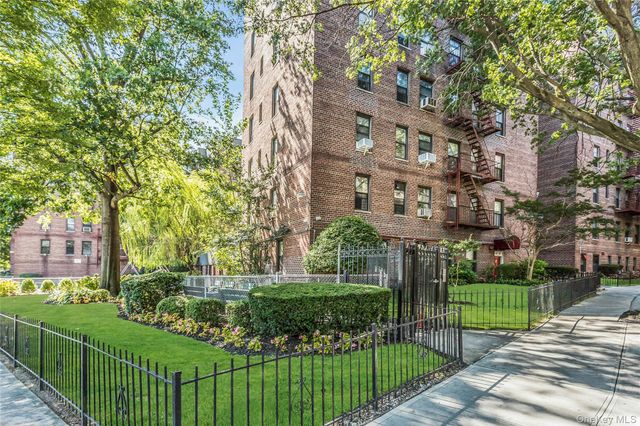 83-20 141 ST 6 N, Briarwood, NY 11435