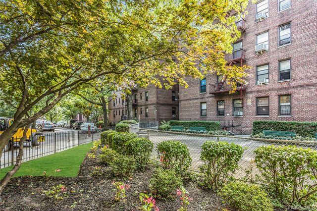 83-20 141 ST 6 N, Briarwood, NY 11435