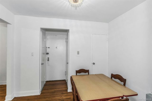 83-20 141 ST 6 N, Briarwood, NY 11435