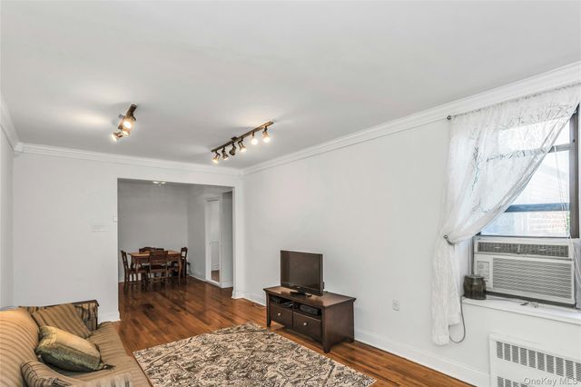 83-20 141 ST 6 N, Briarwood, NY 11435