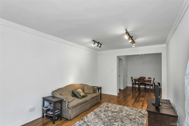 83-20 141 ST 6 N, Briarwood, NY 11435