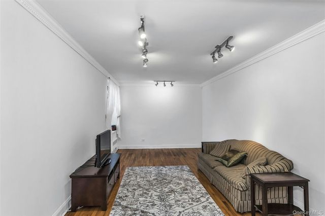 83-20 141 ST 6 N, Briarwood, NY 11435