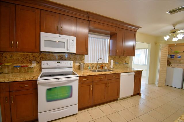 1690 COLONNADES CIRCLE N, Lakeland, FL 33811