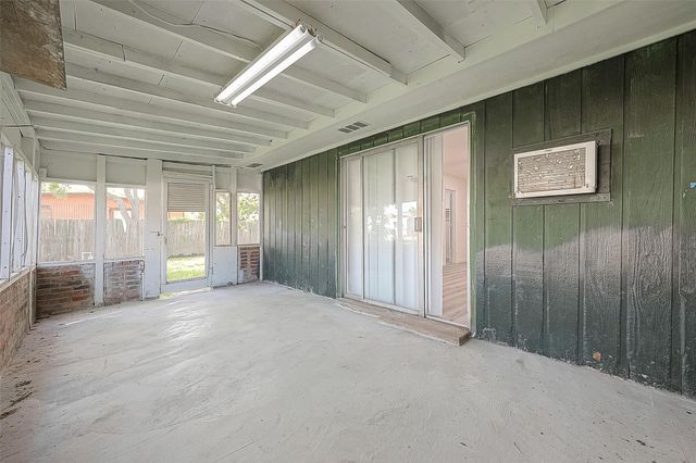 715 W 9th Street, Freeport, TX 77541