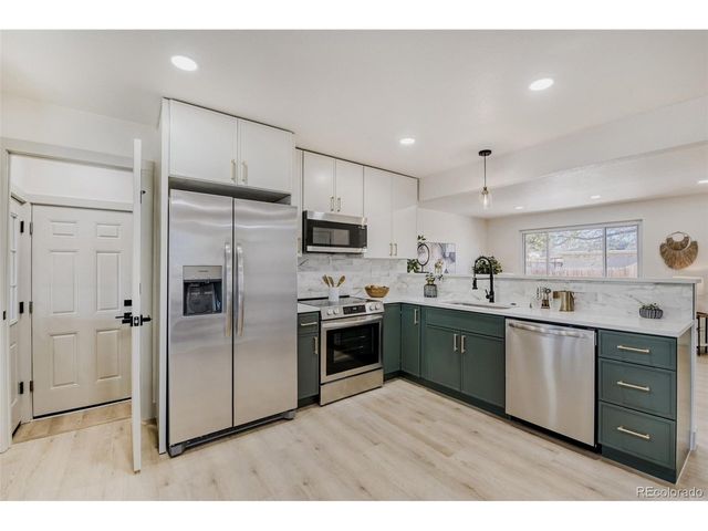 900 Essex Dr, Denver, CO 80229