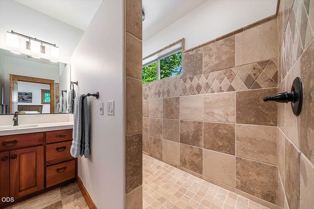 232 Island Pointe Drive, Medford, OR 97504