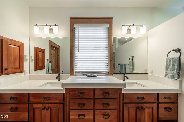 232 Island Pointe Drive, Medford, OR 97504