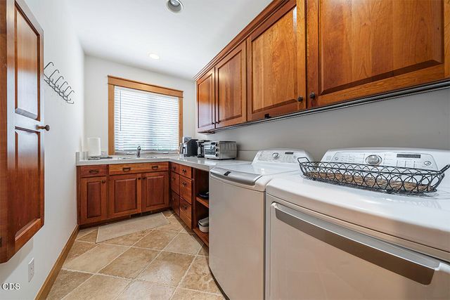 232 Island Pointe Drive, Medford, OR 97504