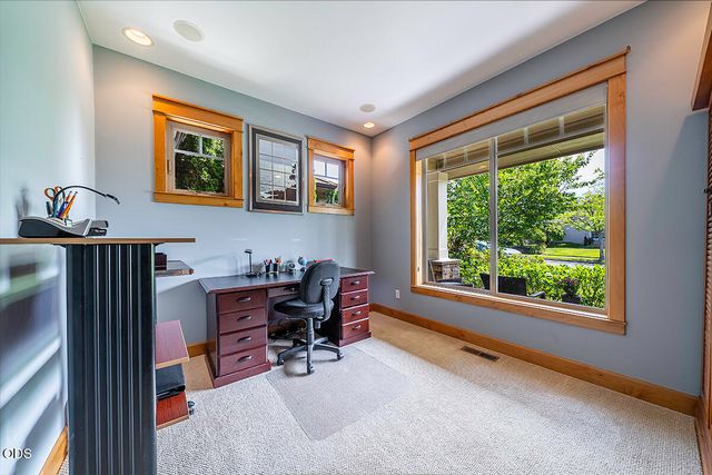 232 Island Pointe Drive, Medford, OR 97504